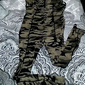 Jumpsuit camuflajeado verde militar y negro con gorra